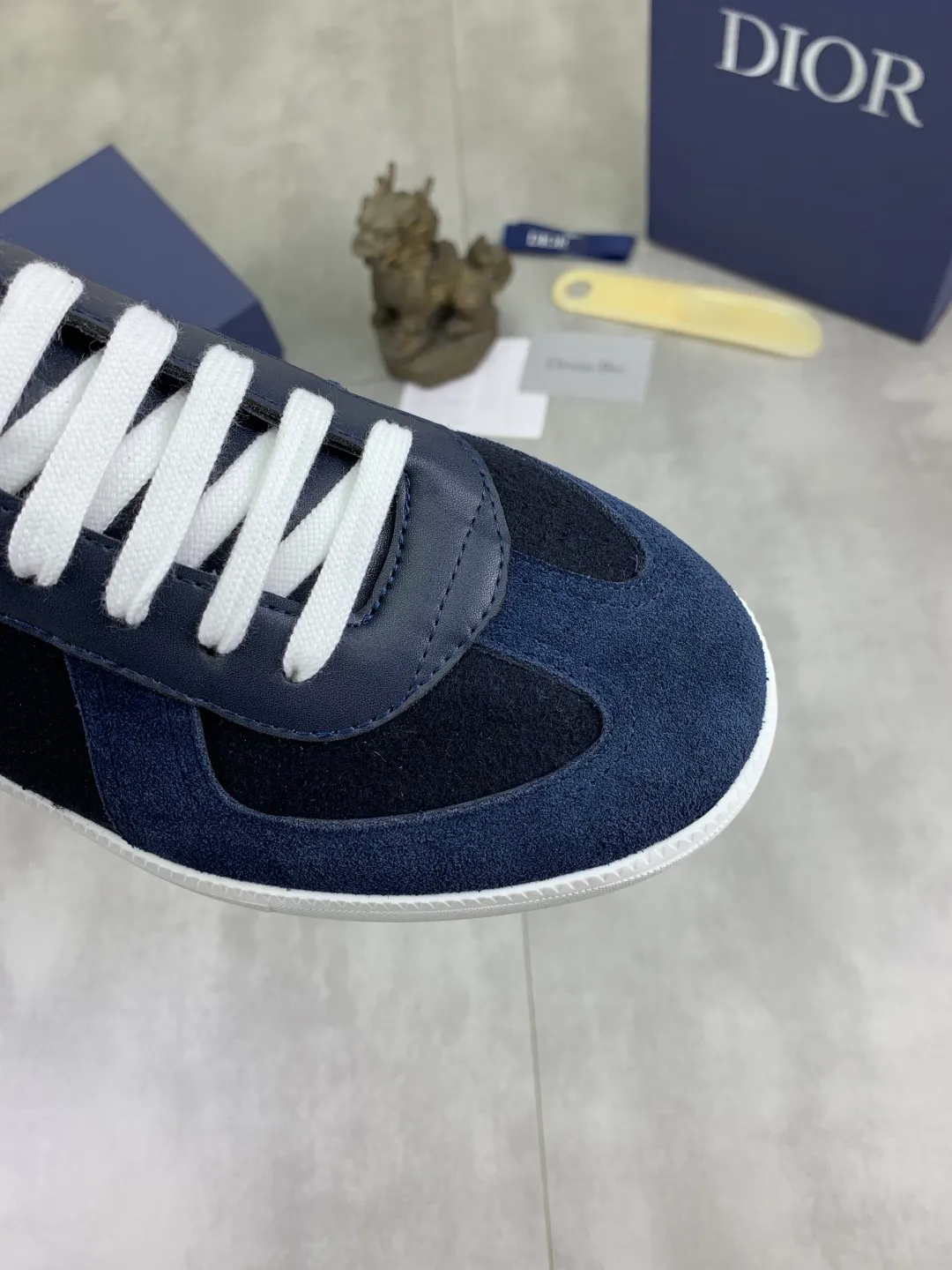 Men's shoes 💰P380 New Dior B01 moral training shoes, white first-layer cowhide, original molded outsole. New to the fall collection, this sneaker marks the return of a Dior classic, reinterpreted in a stylish and elegant silhouette. Crafted from white smooth first-grain cowhide with a tonal silk sheepskin lining, it features the Dior logo on the tongue and inner sides, and a CD icon on the heel. Paired with Tpu anti-slip soles of the same color, it can be matched with various styles to create a sophisticated look.  Code number: 38-44